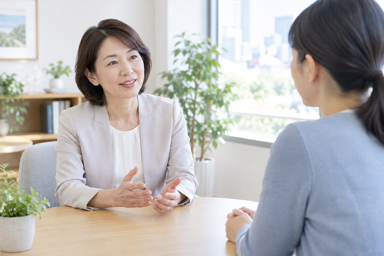 家族の悩みを第三者に相談する40代・50代女性